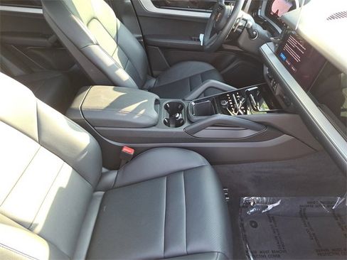 Used 2024 Porsche Cayenne image 26