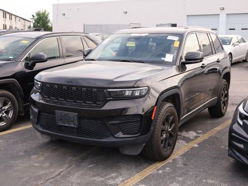 Used 2024 Jeep Grand Cherokee Altitude AWD/4WD image 4