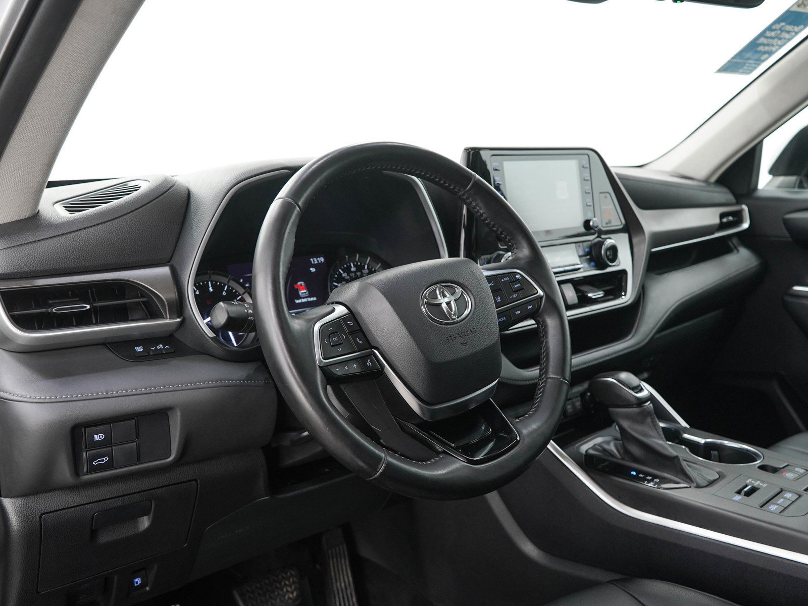 Used 2020 Toyota Highlander XLE AWD/4WD image 25