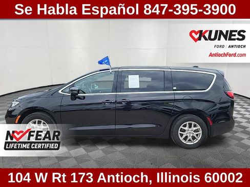 Used 2025 Chrysler Pacifica Select FWD image 8