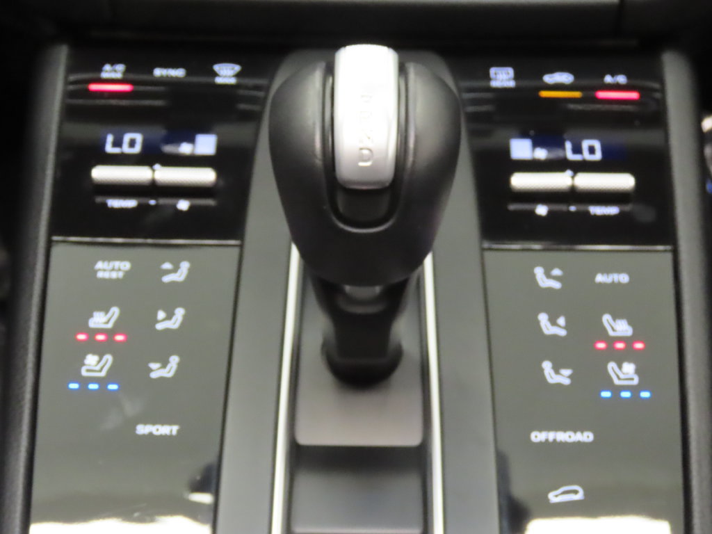 Certified 2025 Porsche Macan AWD/4WD image 27