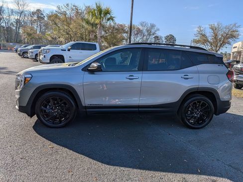 Used 2023 GMC Terrain SLE w/ Driver Convenience Package image 7