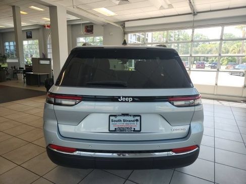 Certified 2025 Jeep Grand Cherokee Laredo X w/ Luxury Tech Group I RWD image 9