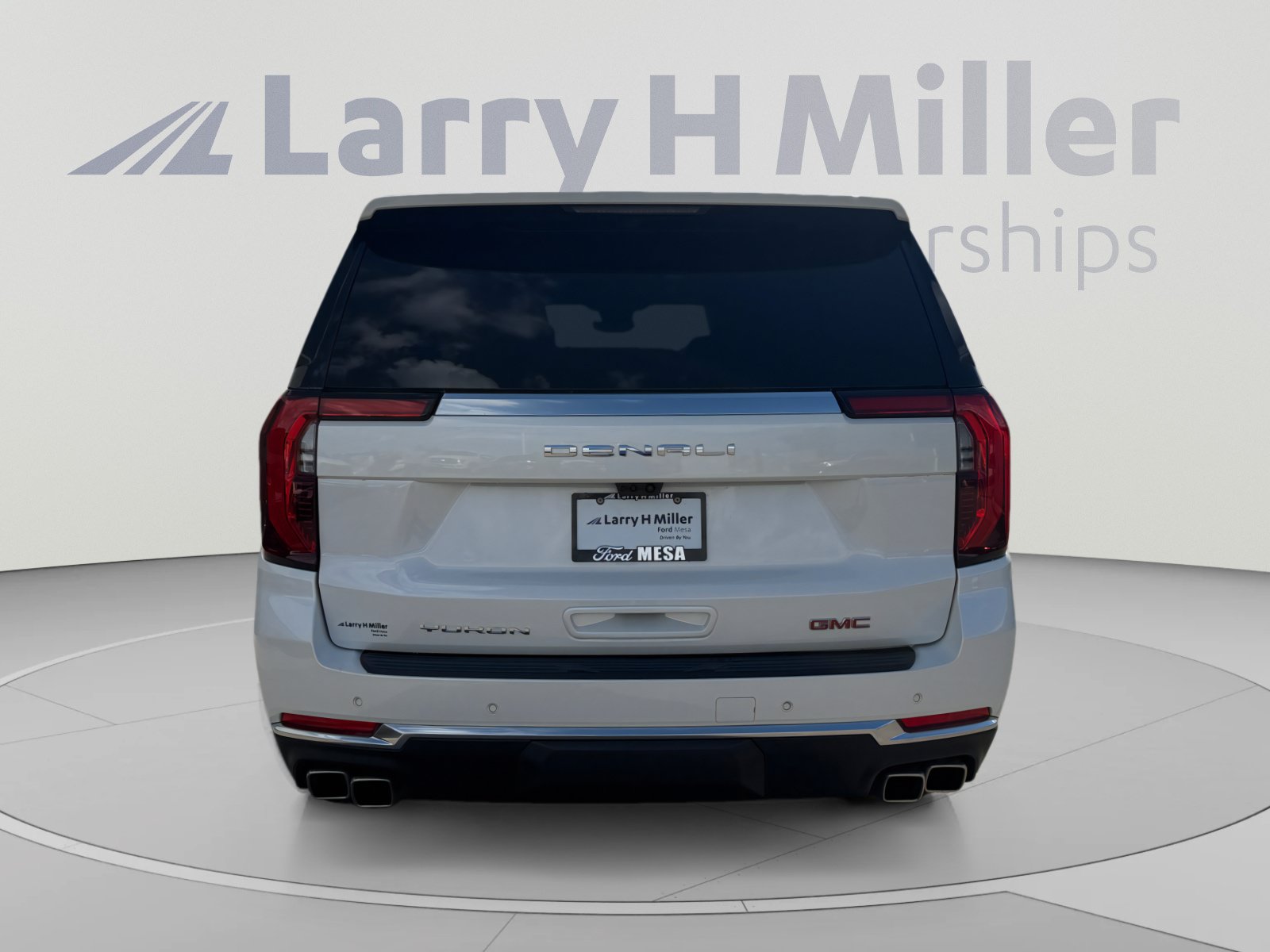 Used 2025 GMC Yukon XL Denali w/ Advanced Technology Package AWD/4WD image 4