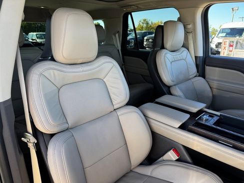 Used 2022 Lincoln Navigator Reserve image 23