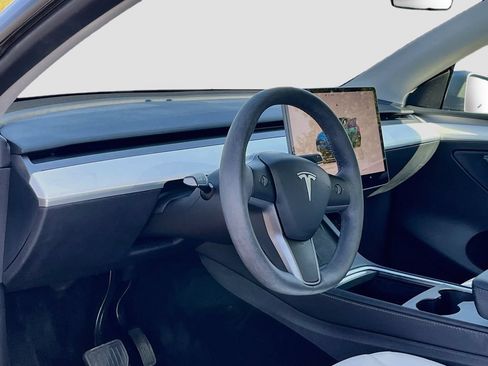 Used 2024 Tesla Model Y Long Range AWD/4WD image 9