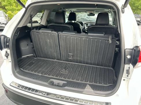 Used 2019 Toyota Highlander XLE AWD/4WD image 12