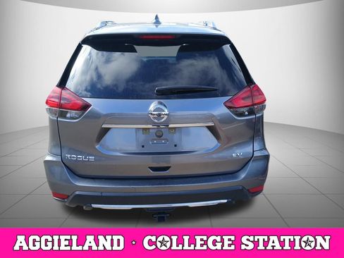 Used 2018 Nissan Rogue SV image 3