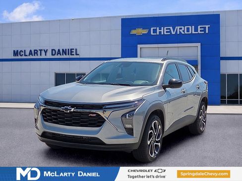 Used 2026 Chevrolet Trax RS w/ Sunroof Package FWD image 2