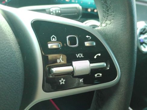 Used 2020 Mercedes-Benz GLB 250 w/ Premium Package image 38