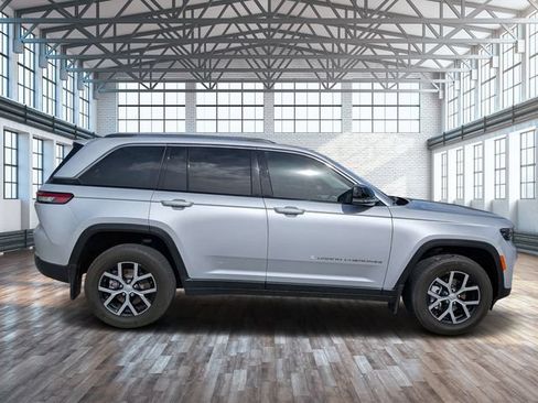 Used 2023 Jeep Grand Cherokee Limited w/ Trailer Tow Prep Group (B) RWD image 2