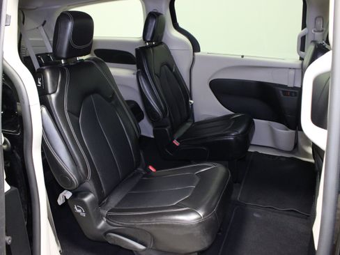 Used 2024 Chrysler Pacifica Touring-L FWD image 15