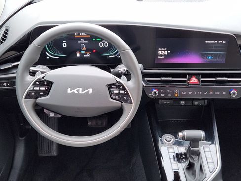 Used 2023 Kia Niro EX image 34
