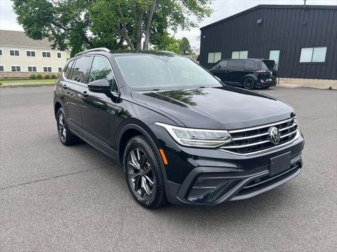 Certified 2022 Volkswagen Tiguan SE w/ Panoramic Sunroof Package AWD/4WD image 7
