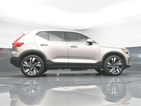 Used 2024 Volvo XC40 B5 Plus w/ Protection Package Premier image 42