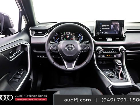 Used 2025 Toyota RAV4 SE image 5