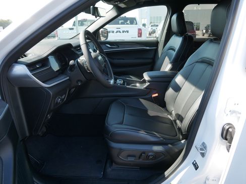 New 2025 Jeep Grand Cherokee Limited w/ Luxury Tech Group II image 6