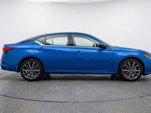 Used 2025 Nissan Altima 2.5 SV image 11