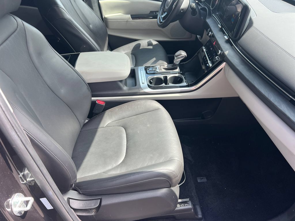 Used 2024 Kia Carnival EX FWD image 13