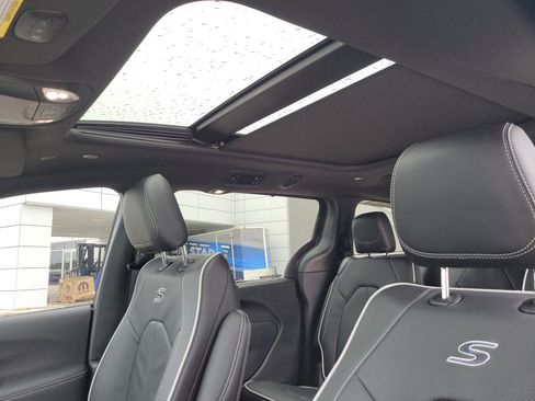 New 2026 Chrysler Pacifica Limited image 16