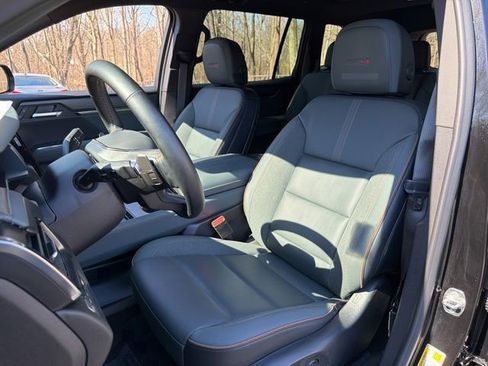 Used 2024 GMC Acadia AT4 w/ Luxury Package image 18