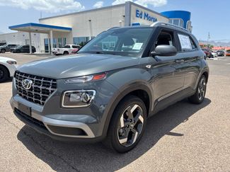 Used 2025 Hyundai Venue SEL FWD video 1