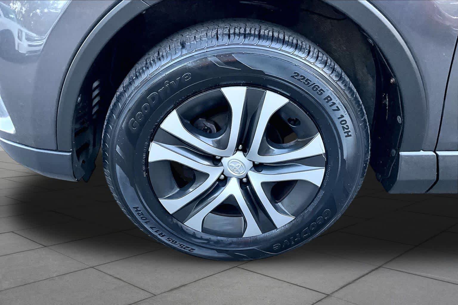 Used 2018 Toyota RAV4 LE w/ Carpet Mat Package AWD/4WD image 11