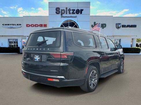 Used 2023 Jeep Wagoneer L Series II AWD/4WD image 2
