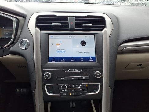Used 2020 Ford Fusion SE FWD image 11