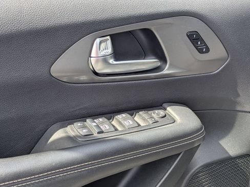 Used 2025 Chrysler Pacifica Select FWD image 16