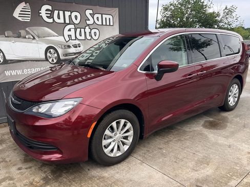 Used 2017 Chrysler Pacifica Touring w/ Tire & Wheel Group FWD image 2