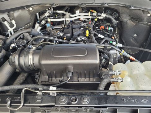 Used 2022 Ford Explorer XLT image 30