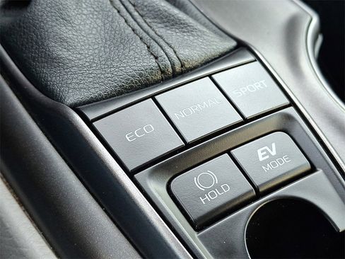 Used 2022 Toyota Camry SE image 25