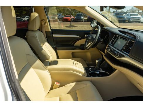 Used 2017 Toyota Highlander XLE image 21