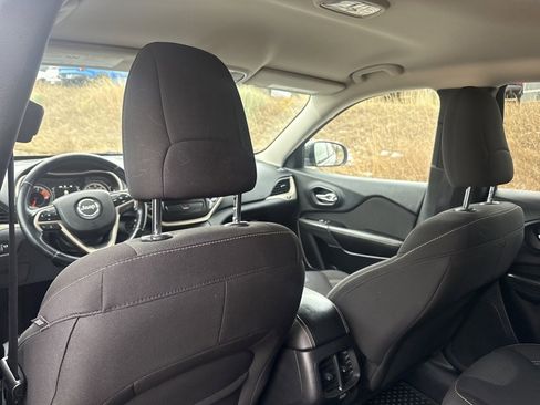 Used 2016 Jeep Cherokee Latitude w/ Cold Weather Group image 18