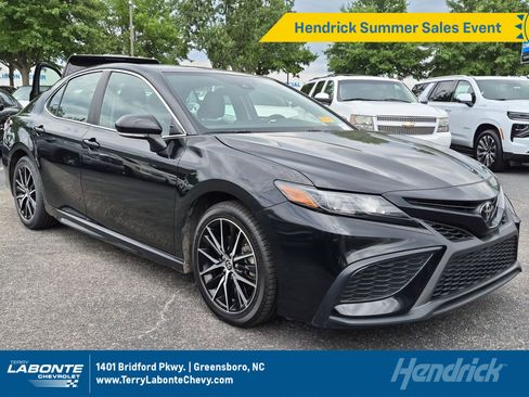 Used 2024 Toyota Camry SE FWD image 1