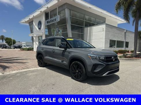 Certified 2024 Volkswagen Taos SE w/ Panoramic Sunroof Package AWD/4WD image 2