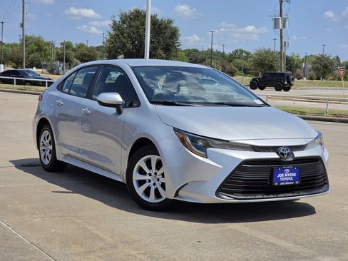 Used 2024 Toyota Corolla LE FWD image 2