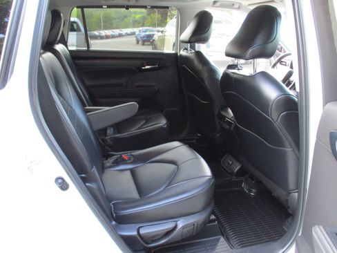 Used 2022 Toyota Highlander XLE AWD/4WD image 15