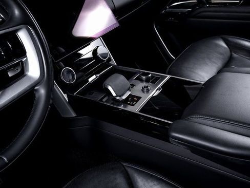 Used 2023 Land Rover Range Rover Long Wheelbase SE image 32