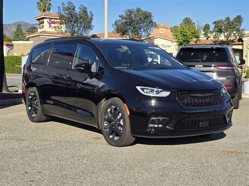 New 2026 Chrysler Pacifica Select w/ S Appearance Package image 1
