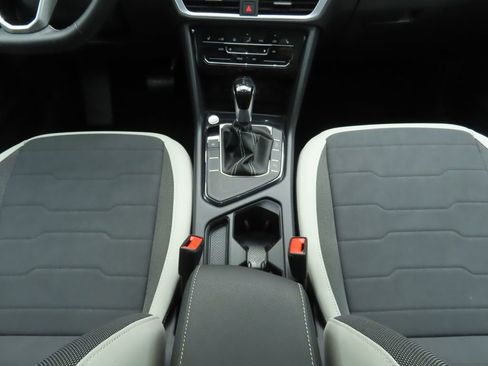 Used 2025 Volkswagen Taos SE w/ Panoramic Sunroof Package FWD image 16