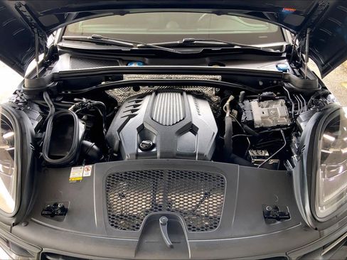 Used 2022 Porsche Macan AWD/4WD image 30