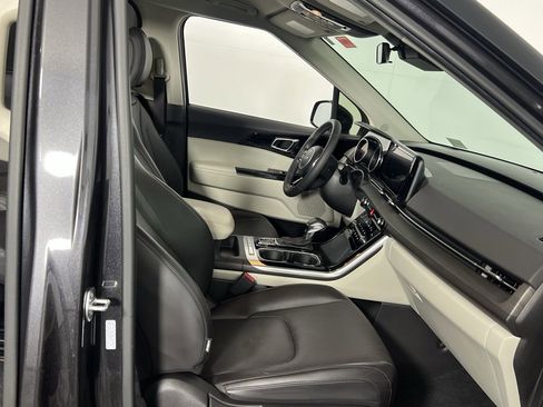 Used 2024 Kia Carnival EX image 31