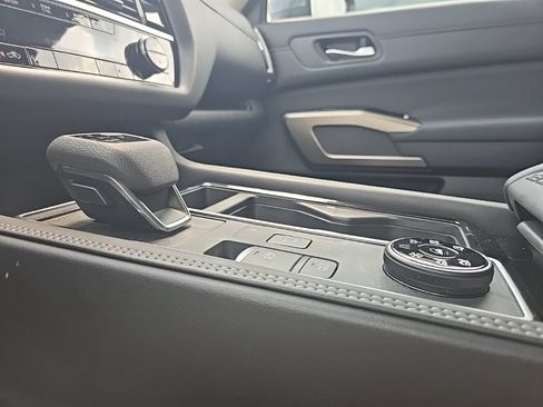 Used 2025 Nissan Pathfinder Platinum AWD/4WD image 23