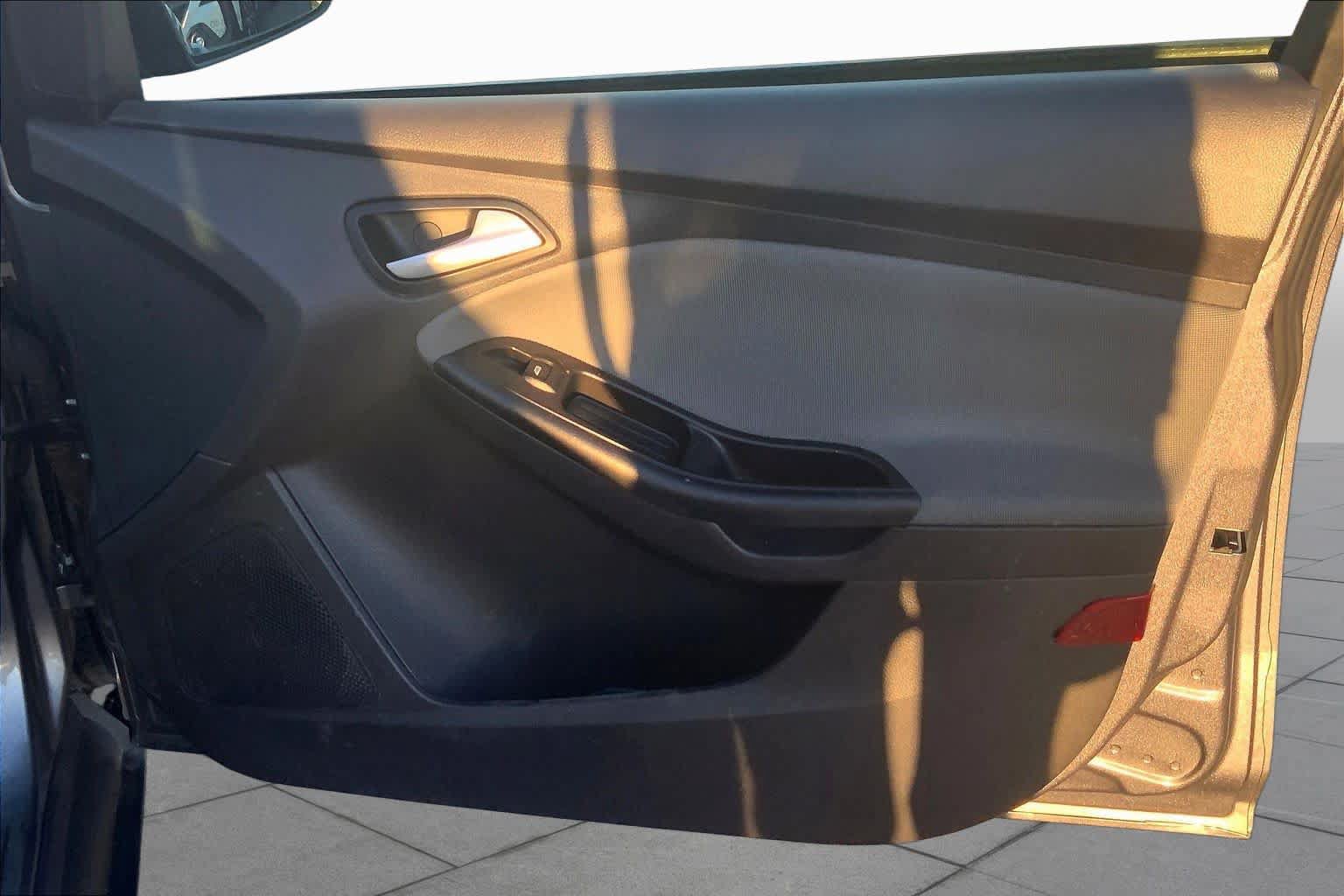 Used 2014 Ford Focus SE FWD image 22