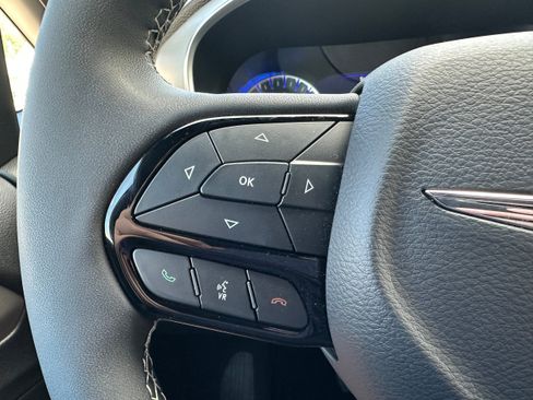 Used 2024 Chrysler Pacifica Limited w/ S Appearance Package FWD image 23