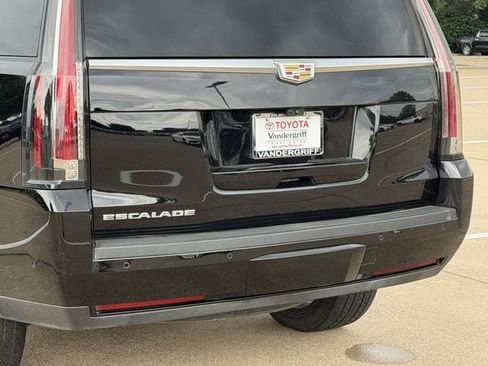Used 2018 Cadillac Escalade Luxury AWD/4WD image 6
