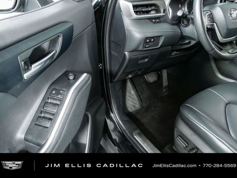 Used 2024 Toyota Highlander XLE FWD image 7