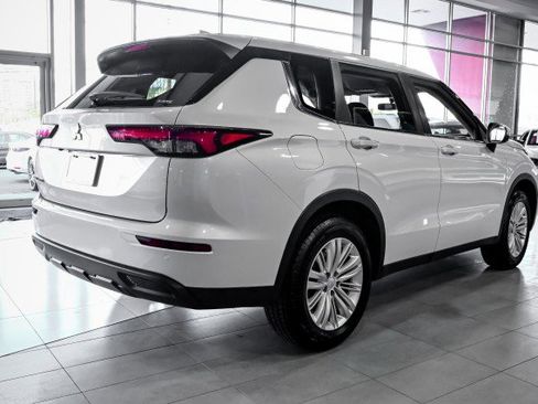 Used 2024 Mitsubishi Outlander ES image 5